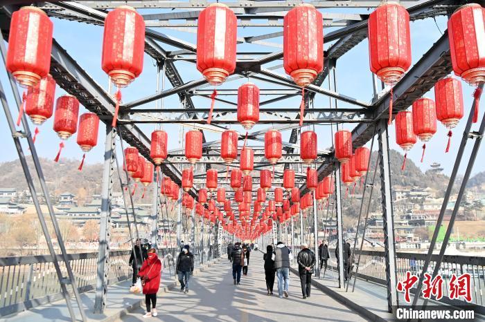 1月30日，裝扮一新的中山橋?yàn)榧磳⒌絹淼男麓杭压?jié)增添節(jié)日氛圍。九美旦增 攝</p><p>