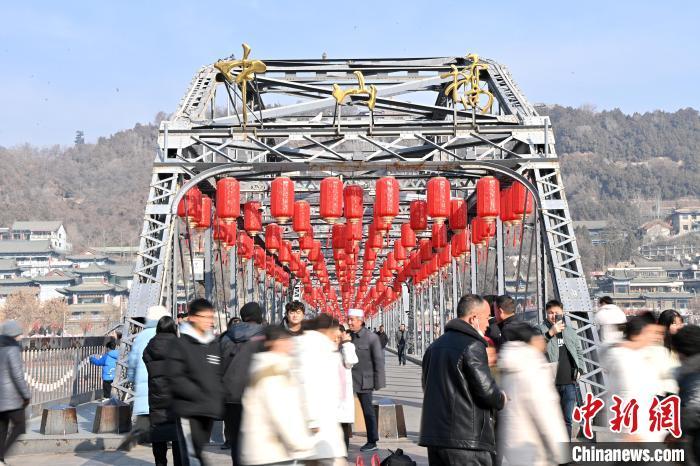 1月30日，裝扮一新的中山橋?yàn)榧磳⒌絹淼男麓杭压?jié)增添節(jié)日氛圍。九美旦增攝</p><p>