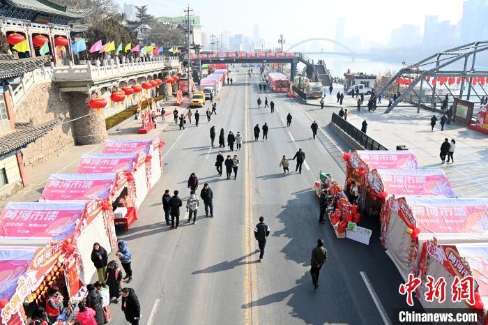 1月30日，蘭州黃河畔的年貨集市吸引顧客選購年貨。九美旦增 攝</p><p>