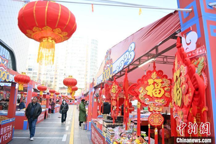 1月30日，蘭州街頭琳瑯滿目的年貨吸引顧客選購。九美旦增 攝</p><p>