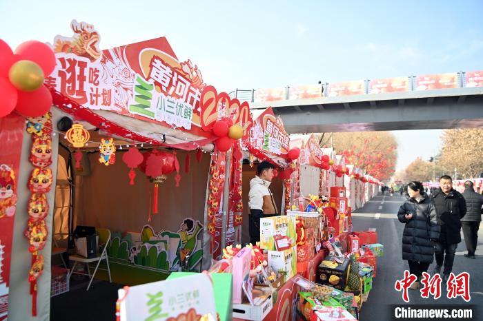 1月30日，蘭州黃河畔的年貨集市吸引顧客選購年貨。九美旦增 攝</p><p>