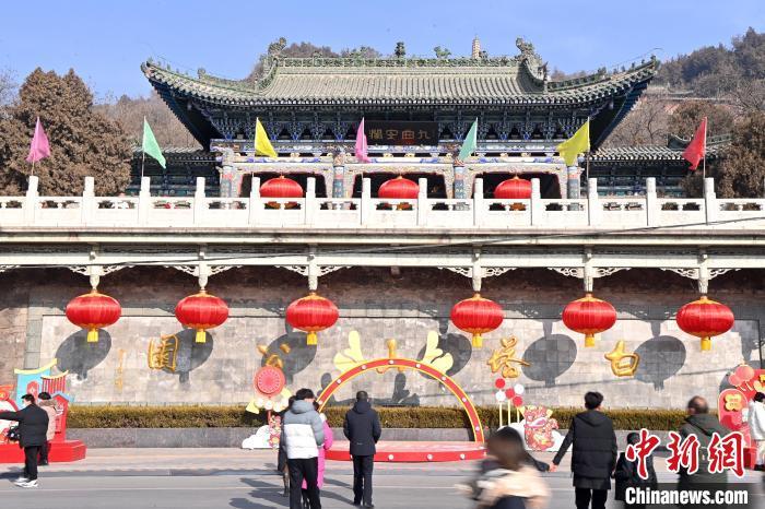 1月30日，裝扮一新的蘭州白塔山公園節(jié)日氛圍濃厚。九美旦增 攝</p><p>