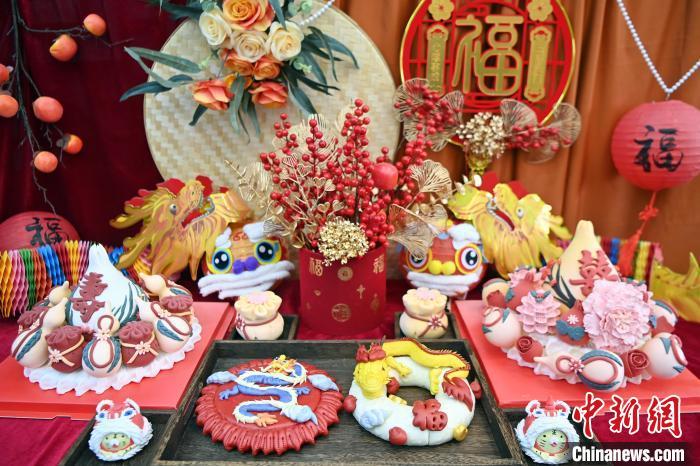 1月25日，春節(jié)臨近，蘭州一花饃店“龍”元素花饃熱銷。圖為展出的“龍”元素花饃。九美旦增 攝