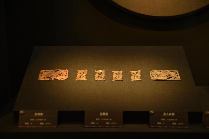 張家川縣馬家塬車輿博物館展陳的馬家塬遺址出土的金項(xiàng)飾、金腰飾、金人畫飾等。李亞龍 攝　　