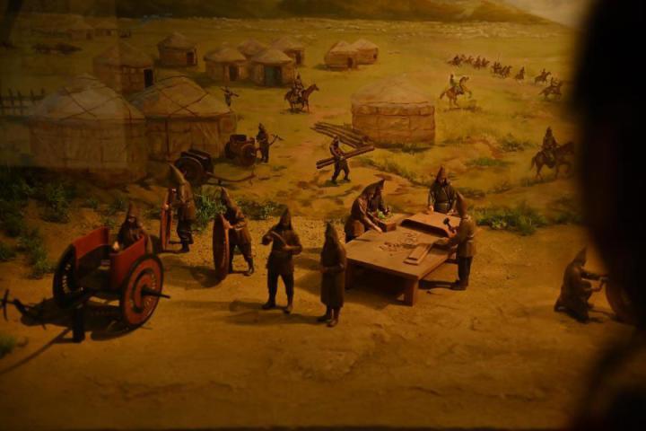 在張家川縣馬家塬車輿博物館展陳的關(guān)于戰(zhàn)國(guó)西戎車輿制作過程的模型。李亞龍 攝