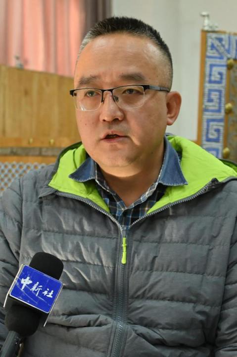 謝焱，甘肅省文物考古研究所副研究館員、考古研究二部主任、田野考古項(xiàng)目負(fù)責(zé)人。主持參與了張家川馬家塬戰(zhàn)國(guó)西戎墓地、臨潭磨溝齊家文化墓地等20多項(xiàng)考古調(diào)查、發(fā)掘工作，曾獲得中國(guó)國(guó)家文物局田野考古二、三等獎(jiǎng)，“十二五”文物保護(hù)科學(xué)和技術(shù)創(chuàng)新二等獎(jiǎng)等榮譽(yù)。