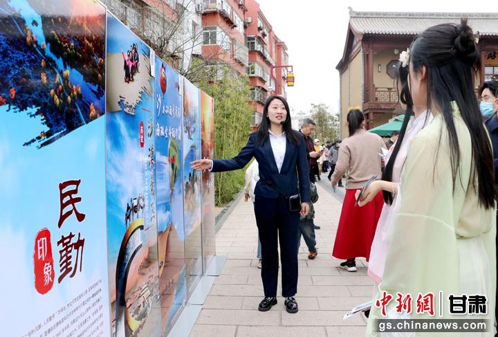 3月下旬，民勤縣在天水啟漢樓廣場(chǎng)舉行推介會(huì)，宣傳本地旅游資源和農(nóng)特優(yōu)產(chǎn)品。圖為工作人員向游客介紹民勤自然風(fēng)光、歷史文化。馬愛(ài)彬 攝