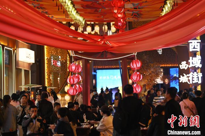 圖為街區(qū)現(xiàn)場游客絡(luò)繹不絕。李亞龍 攝</p><p>