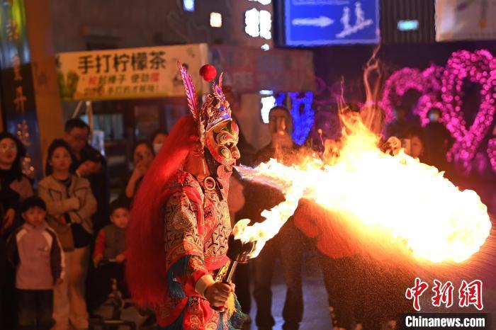 圖為工作人員進行雜耍表演。李亞龍 攝</p><p>