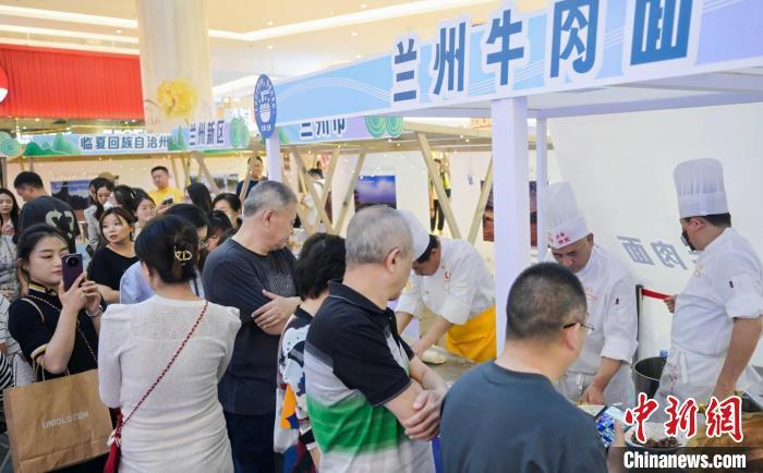 5月11日，“醉美玉如意·感恩幫扶情”甘肅(天津)文創(chuàng)非遺市集和特色美食展示活動在天津舉行。(天津市文旅局供圖)