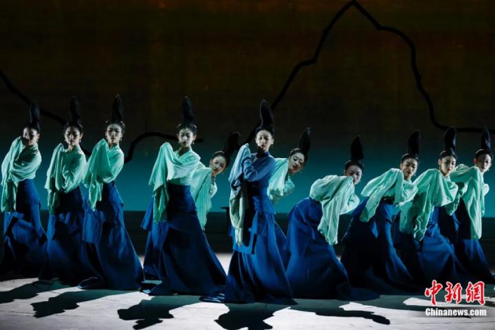 2024年2月29日晚，舞蹈詩劇《只此青綠》在北京上演，多國駐華使節(jié)和國際組織代表前來觀賞。韓海丹 攝