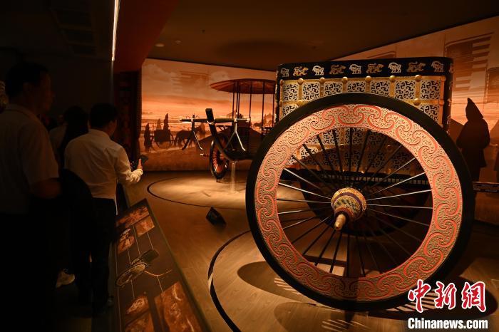 游客在甘肅張家川縣馬家塬車(chē)輿博物館內(nèi)參觀(guān)　中新社記者　李亞龍　攝