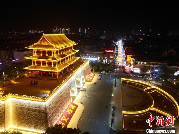 圖為武威市標志性建筑涼州古城門燈光亮起。(無人機照片) 　戴文昌 攝</p><p>