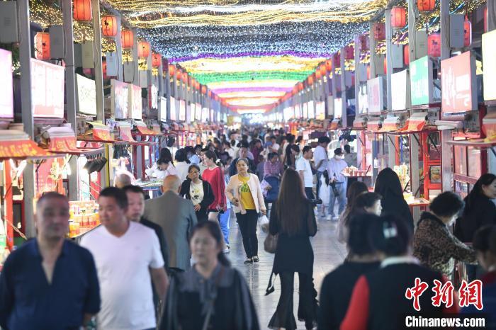 圖為燈光亮起，明清街夜市人氣漸旺?！〈魑牟?攝</p><p>
