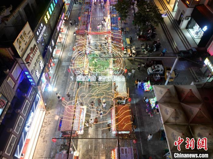圖為明清街夜市燈光點亮具有武威文化元素的“銅奔馬”彩燈。(無人機照片) 　戴文昌 攝</p><p>