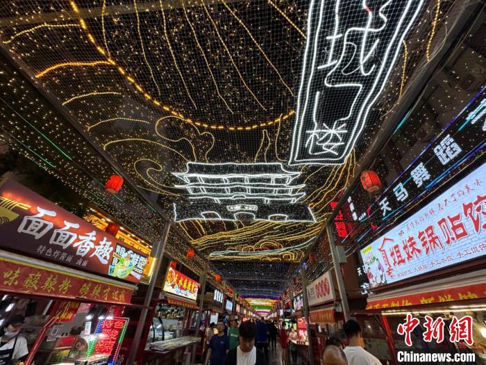 圖為明清街夜市燈光點亮具有武威文化元素的“涼州古城門”彩燈?！〈魑牟?攝</p><p>