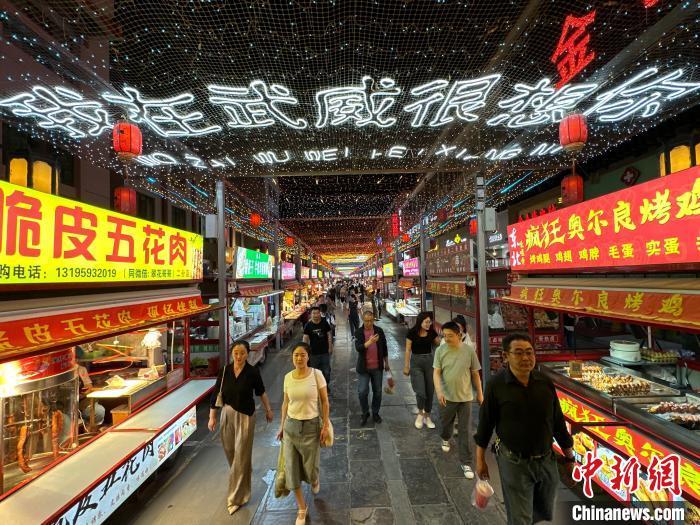 圖為明清街夜市燈光點亮“我在武威很想你”?！〈魑牟?攝</p><p>