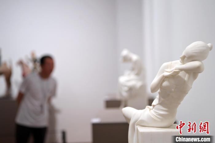5月21日，在“絲路印跡”雕塑藝術(shù)作品展展出的作品《綺羅香·香》。九美旦增 攝</p>
<p>