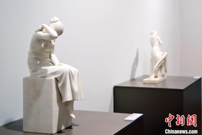 5月21日，在“絲路印跡”雕塑藝術(shù)作品展展出的雕塑作品《聲聲慢·艾艾》。九美旦增 攝</p>
<p>