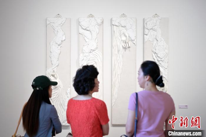 5月21日，觀眾參觀在“絲路印跡”雕塑藝術(shù)作品展展出的作品《無(wú)相》。九美旦增 攝</p>
<p>