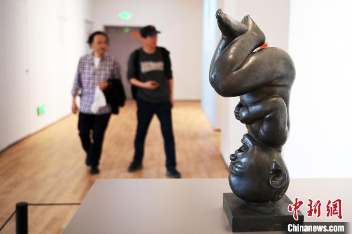 5月21日，觀眾參觀“絲路印跡”雕塑藝術(shù)作品展展出的雕塑作品。九美旦增 攝</p>
<p>