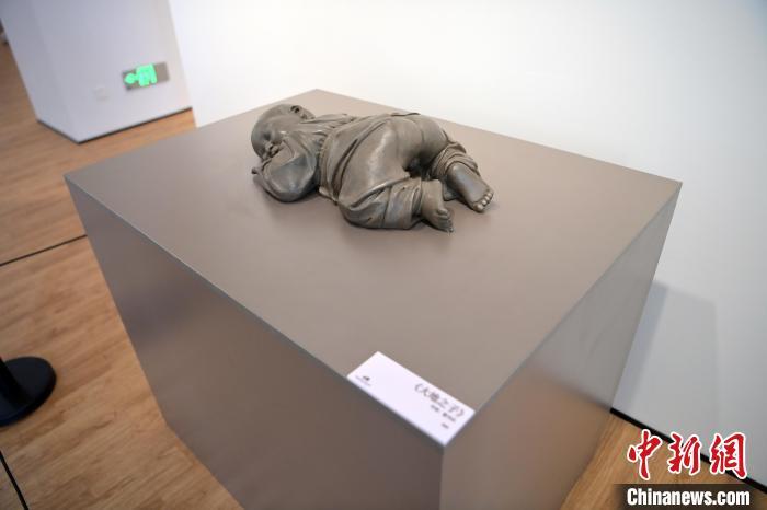 5月21日，在“絲路印跡”雕塑藝術(shù)作品展展出的作品《大地之子》。九美旦增 攝</p>
<p>