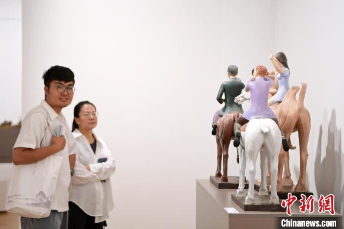 5月21日，觀眾參觀在“絲路印跡”雕塑藝術(shù)作品展展出的雕塑作品《絲路話語(yǔ)》。九美旦增 攝</p>
<p>