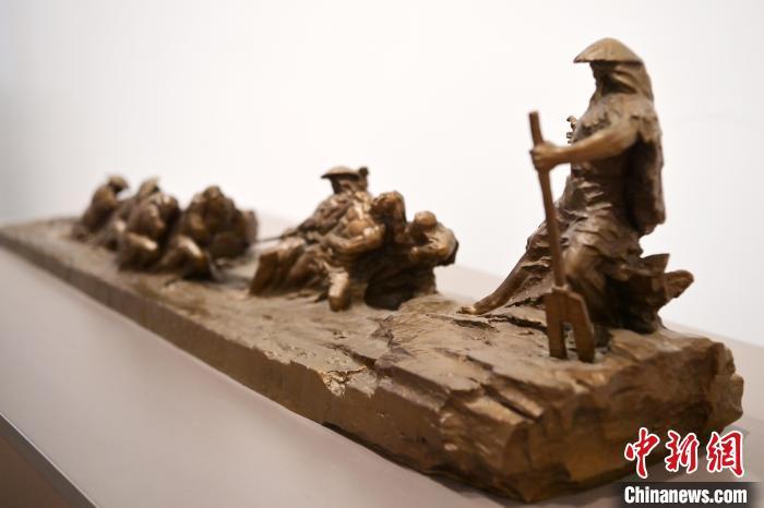 5月21日，在“絲路印跡”雕塑藝術(shù)作品展展出的作品《治水為民·禹德九州》。九美旦增 攝</p>
<p>