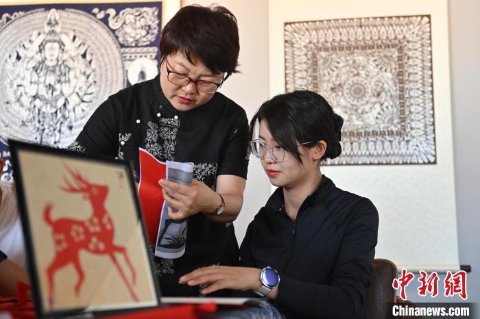 6月6日，在甘肅敦煌青年夜校課程中，青年學員學習敦煌非遺剪紙課程。李亞龍 攝