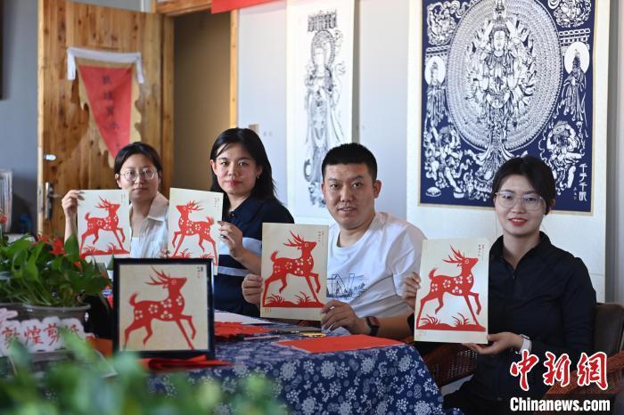 6月6日，在甘肅敦煌青年夜校課程中，青年學員展示學習敦煌非遺剪紙的成果。李亞龍 攝　　