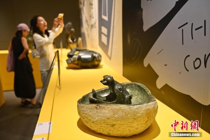 圖為該藝術(shù)展展陳的蛇紋石作品《河馬池》。中新社記者 李亞龍 攝