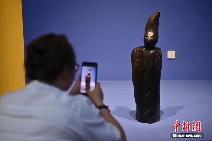 圖為游客拍攝蛇紋石作品《貴婦人》。中新社記者 李亞龍 攝