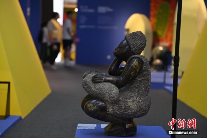 圖為游客參觀藝術(shù)展。中新社記者 李亞龍 攝</p>
<p>
