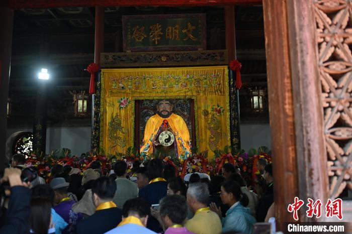 6月21日，2024(甲辰)年公祭中華人文始祖伏羲大典在甘肅天水舉行，來(lái)自海峽兩岸及港澳地區(qū)約500人現(xiàn)場(chǎng)共祭中華人文始祖伏羲。中新社記者 李亞龍 攝