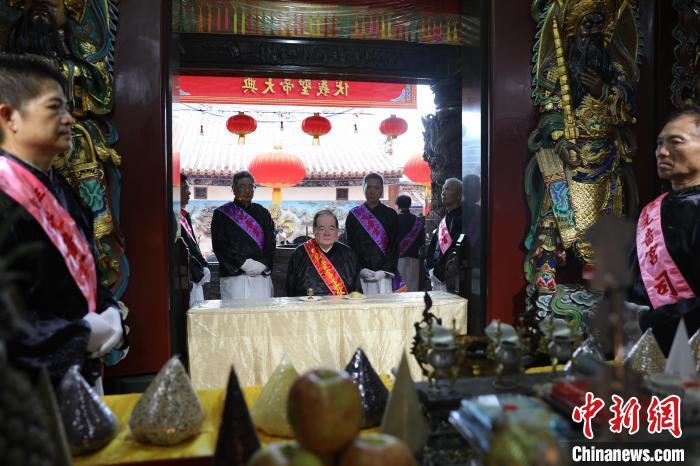 6月21日，“2024(甲辰年)兩岸共祭人文始祖伏羲典禮”在臺(tái)灣新北舉行。擔(dān)任主祭官的先嗇宮董事長(zhǎng)、中國(guó)國(guó)民黨前秘書(shū)長(zhǎng)李乾龍(中)出席典禮并擔(dān)任主祭官。中新社記者 張曉曦 攝