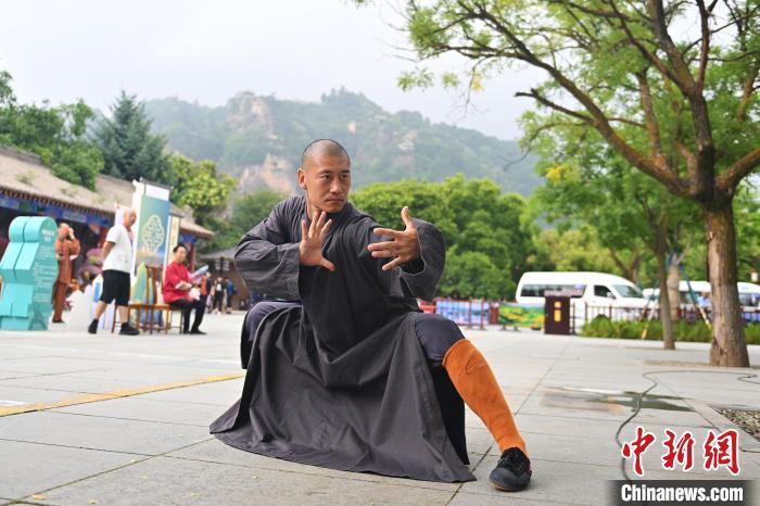 7月14日，甘肅省平?jīng)鍪嗅轻忌骄皡^(qū)內，嵩山少林弟子展示武藝。7月13日至14日，“2024年北京體育大學第十五屆國際武術比賽交流大會暨首屆崆峒山國際武術大會”舉行，大會也在崆峒山景區(qū)進行問道崆峒、武術高級研修班、崆峒拜師等系列活動。中新社記者 李亞龍 攝</p>
<p>
