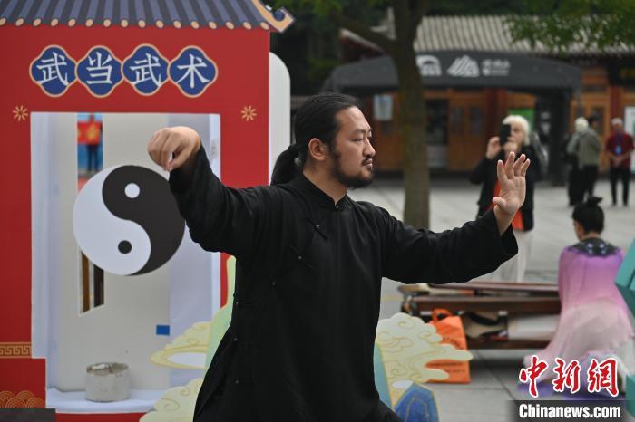 7月14日，甘肅省平?jīng)鍪嗅轻忌骄皡^(qū)內，武當玄武派傳承人展示武當武術。7月13日至14日，“2024年北京體育大學第十五屆國際武術比賽交流大會暨首屆崆峒山國際武術大會”舉行，大會也在崆峒山景區(qū)進行問道崆峒、武術高級研修班、崆峒拜師等系列活動。中新社記者 李亞龍 攝</p>
<p>