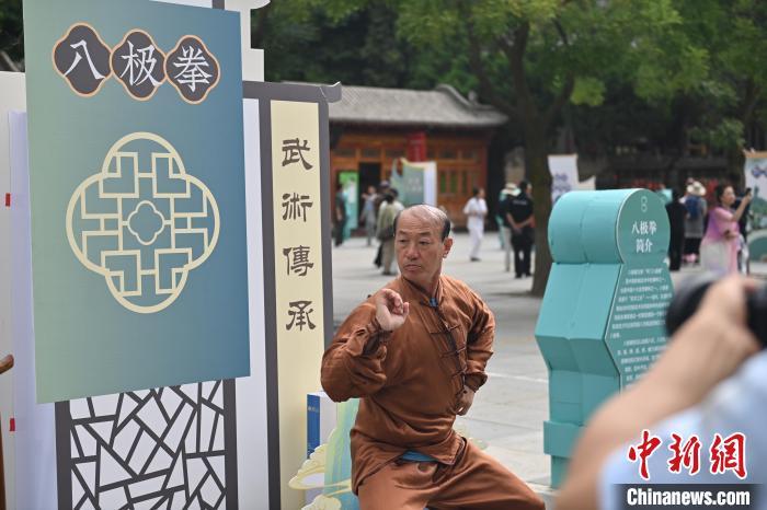 7月14日，甘肅省平?jīng)鍪嗅轻忌骄皡^(qū)內，八極拳傳承人展示八極拳。7月13日至14日，“2024年北京體育大學第十五屆國際武術比賽交流大會暨首屆崆峒山國際武術大會”舉行，大會也在崆峒山景區(qū)進行問道崆峒、武術高級研修班、崆峒拜師等系列活動。中新社記者 李亞龍 攝</p>
<p>