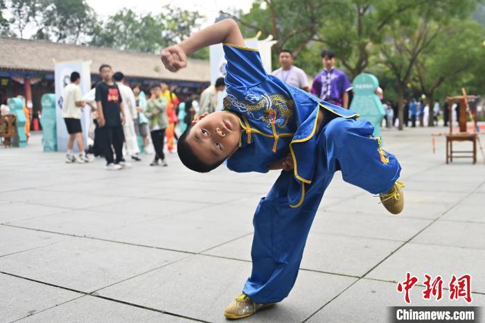 7月14日，甘肅省平?jīng)鍪嗅轻忌骄皡^(qū)內，小朋友展示查拳。7月13日至14日，“2024年北京體育大學第十五屆國際武術比賽交流大會暨首屆崆峒山國際武術大會”舉行，大會也在崆峒山景區(qū)進行問道崆峒、武術高級研修班、崆峒拜師等系列活動。中新社記者 李亞龍 攝</p>
<p>