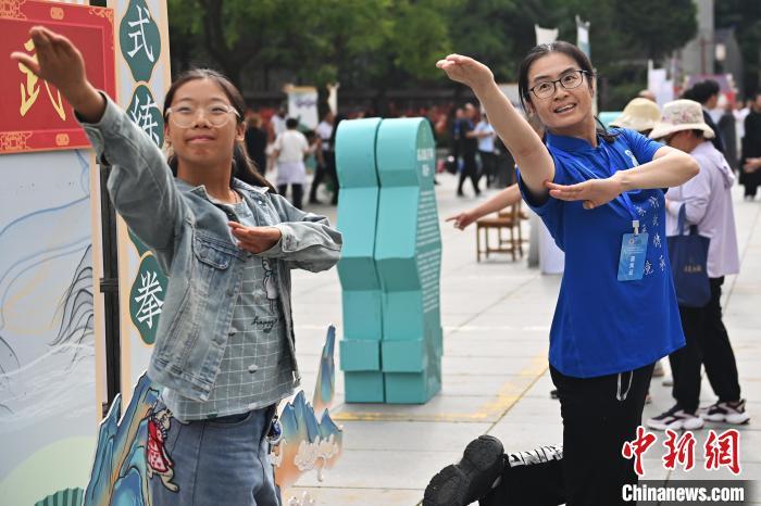 7月14日，甘肅省平?jīng)鍪嗅轻忌骄皡^(qū)內，霍氏練手拳傳承人、霍元甲玄孫女霍靜虹(右)教授武術愛好者霍氏練手拳。7月13日至14日，“2024年北京體育大學第十五屆國際武術比賽交流大會暨首屆崆峒山國際武術大會”舉行，大會也在崆峒山景區(qū)進行問道崆峒、武術高級研修班、崆峒拜師等系列活動。中新社記者 李亞龍 攝</p>
<p>
