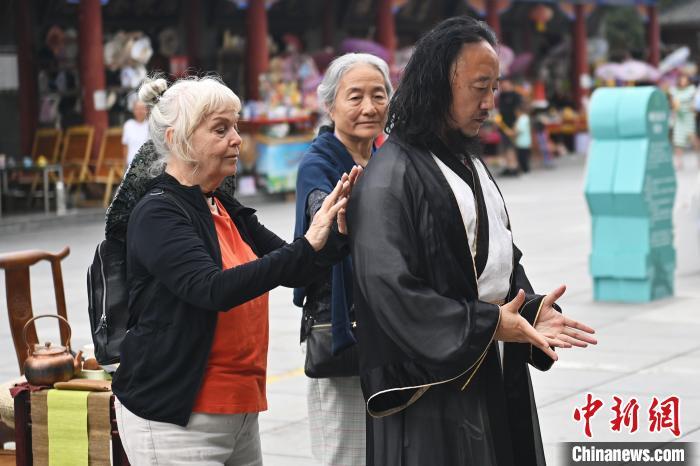 7月14日，甘肅省平?jīng)鍪嗅轻忌骄皡^(qū)內，外籍武術愛好者感受青城武術。7月13日至14日，“2024年北京體育大學第十五屆國際武術比賽交流大會暨首屆崆峒山國際武術大會”舉行，大會也在崆峒山景區(qū)進行問道崆峒、武術高級研修班、崆峒拜師等系列活動。中新社記者 李亞龍 攝</p>
<p>