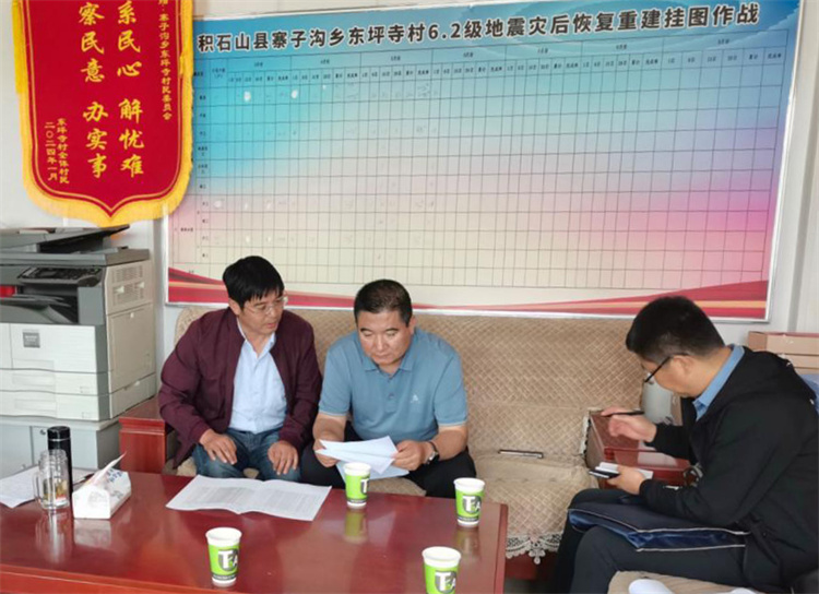 州縣紀(jì)委監(jiān)委機(jī)關(guān)聯(lián)合督查組對下沉干部 、駐村干部 、包村組長、村干部 “四級”干部履職到崗情況，以及工作日志和民情臺賬、訴求臺賬進(jìn)行日常監(jiān)督檢查，壓實(shí)工作責(zé)任。.jpg
