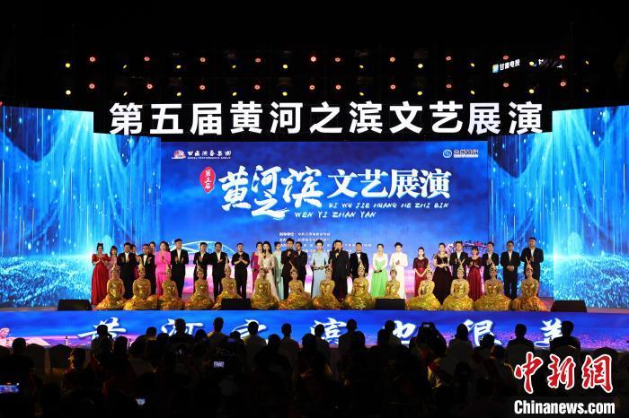 7月19日晚，第五屆黃河之濱文藝展演在蘭州體育文化廣場開幕。張曦予 攝