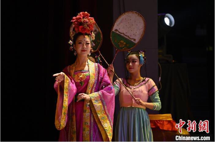 7月18日晚，中國(guó)經(jīng)典舞劇《絲路花雨》在甘肅蘭州黃河劇院進(jìn)行演出。中國(guó)經(jīng)典舞劇《絲路花雨》迎來(lái)45周年，7月17日-8月4日在蘭州開(kāi)啟為期多天的駐場(chǎng)演出。該舞劇取材于敦煌莫高窟壁畫，集中國(guó)霓裳羽衣舞、敦煌舞、印度舞、黑巾舞、波斯馬鈴舞等于一身，自1979年演出至今，該劇先后在40多個(gè)國(guó)家和地區(qū)演出近4000場(chǎng)，觀眾550多萬(wàn)人次。中新社記者 李亞龍 攝</p>
<p>