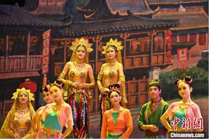 7月18日晚，中國(guó)經(jīng)典舞劇《絲路花雨》在甘肅蘭州黃河劇院進(jìn)行演出。中國(guó)經(jīng)典舞劇《絲路花雨》迎來(lái)45周年，7月17日-8月4日在蘭州開(kāi)啟為期多天的駐場(chǎng)演出。該舞劇取材于敦煌莫高窟壁畫，集中國(guó)霓裳羽衣舞、敦煌舞、印度舞、黑巾舞、波斯馬鈴舞等于一身，自1979年演出至今，該劇先后在40多個(gè)國(guó)家和地區(qū)演出近4000場(chǎng)，觀眾550多萬(wàn)人次。中新社記者 李亞龍 攝</p>
<p>