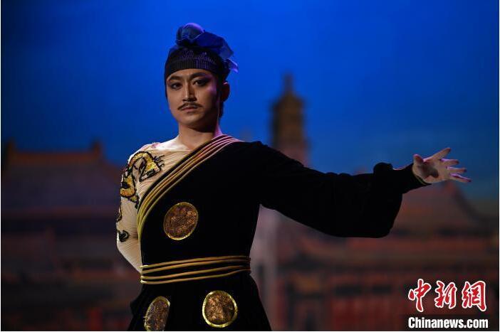 7月18日晚，中國(guó)經(jīng)典舞劇《絲路花雨》在甘肅蘭州黃河劇院進(jìn)行演出。中國(guó)經(jīng)典舞劇《絲路花雨》迎來(lái)45周年，7月17日-8月4日在蘭州開(kāi)啟為期多天的駐場(chǎng)演出。該舞劇取材于敦煌莫高窟壁畫，集中國(guó)霓裳羽衣舞、敦煌舞、印度舞、黑巾舞、波斯馬鈴舞等于一身，自1979年演出至今，該劇先后在40多個(gè)國(guó)家和地區(qū)演出近4000場(chǎng)，觀眾550多萬(wàn)人次。中新社記者 李亞龍 攝