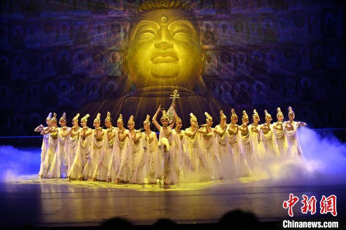 7月18日晚，中國經(jīng)典舞劇《絲路花雨》在甘肅蘭州黃河劇院演出。李亞龍 攝