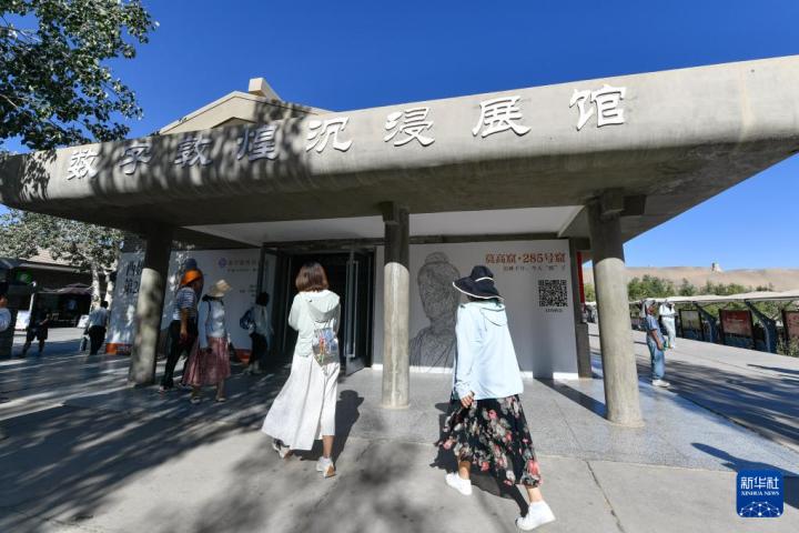 7月22日，游客排隊(duì)進(jìn)入“尋境敦煌——數(shù)字敦煌沉浸展”場館。新華社記者 郎兵兵 攝</p>
<p>