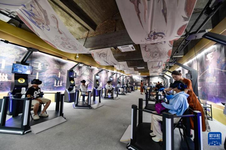 7月22日，游客線下體驗(yàn)“尋境敦煌——數(shù)字敦煌沉浸展”。新華社記者 郎兵兵 攝</p>
<p>