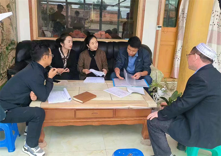 臨潭縣卓洛鄉(xiāng)紀(jì)委工作人員在下園子村農(nóng)戶家中了解在發(fā)放大病救助補(bǔ)助資金中是否存在落實(shí)不及時(shí)、不到位等作風(fēng)方面的問(wèn)題。.jpg